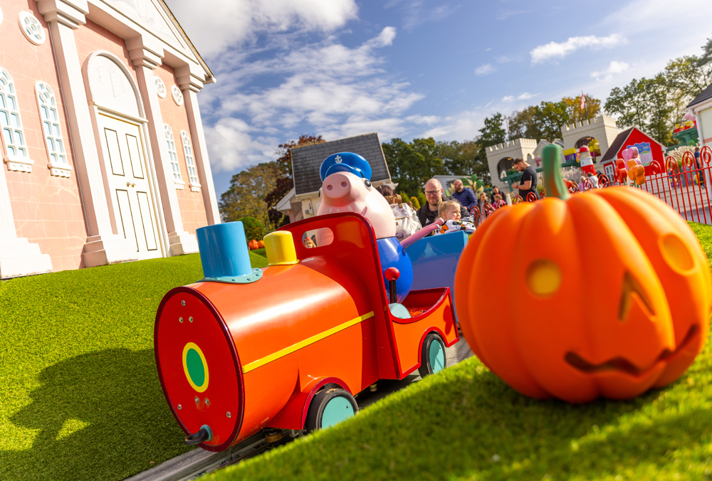 Grandpa Pig's Train Ride With Pumpkins